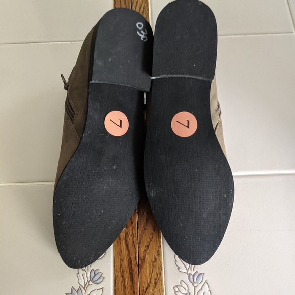 Restricted ankle booties - Picture 3 of 5